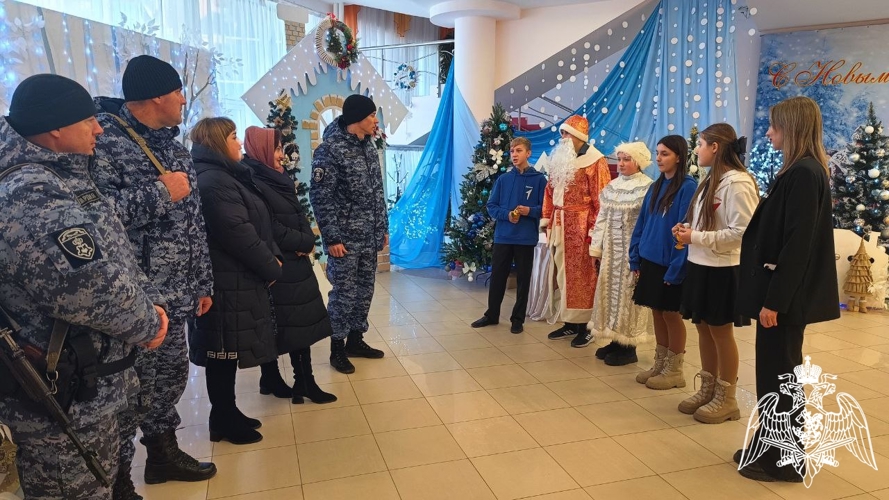 Юные активисты «Движения первых»  поздравили росгвардейцев с Новым годом в Ракитянском районе