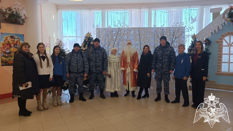 Юные активисты «Движения первых»  поздравили росгвардейцев с Новым годом в Ракитянском районе