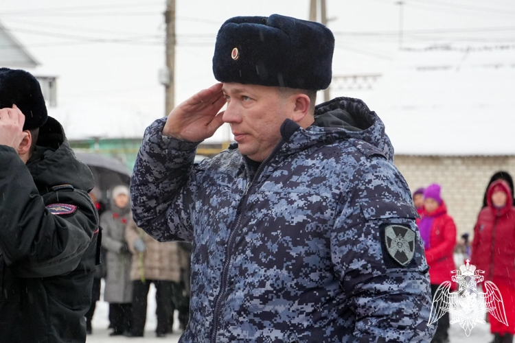 В Белгородской области сотрудникам Росгвардии вручили награды за вклад в патриотическое воспитание и общественную безопасность 