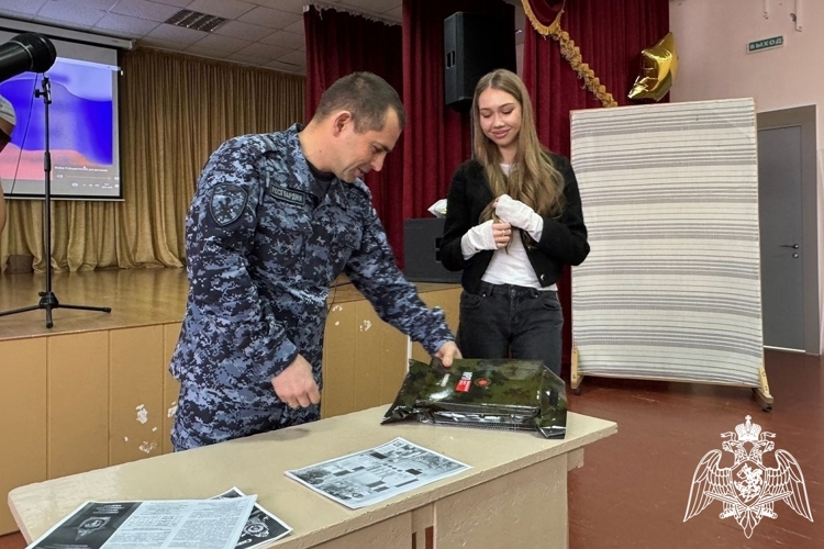 В рамках акции «Дни Росгвардии» в гимназии Белгородского района прошла профориентационная встреча с представителем ведомства