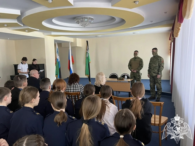 Росгвардейцы-участники СВО провели круглый стол с белгородскими школьниками, посвященный 10-летию Росгвардии и 215-й годовщине войск правопорядка 