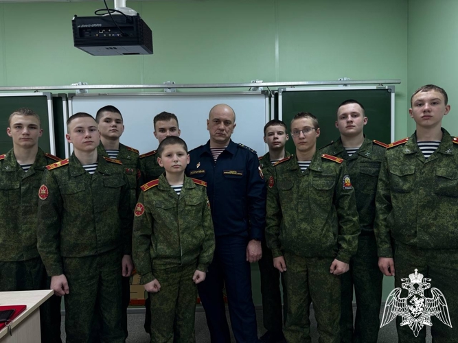 Урок мужества с офицером вневедомственной охраны Росгвардии прошел для кадет Новооскольского района
