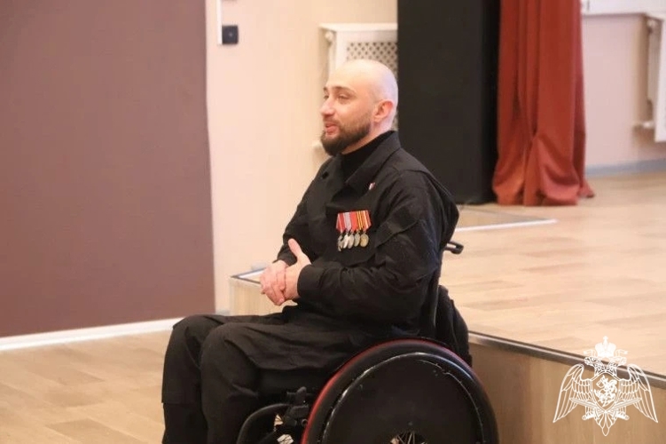 Ветеран Белгородского ОМОН, Герой России Вячеслав Воробьёв провел «Диалог с Героем» для учеников  Хохловской школы 