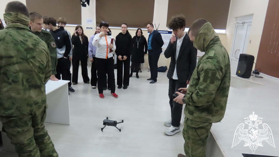 В рамках юбилейной ведомственной акции военнослужащие спецподразделения Росгвардии встретились с учащимися Центра образования №1 г. Белгорода   
