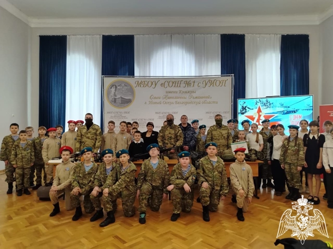В рамках ведомственной акции Дни Росгвардии сотрудники спецподразделения Росгвардии провели урок мужества для белгородских школьников