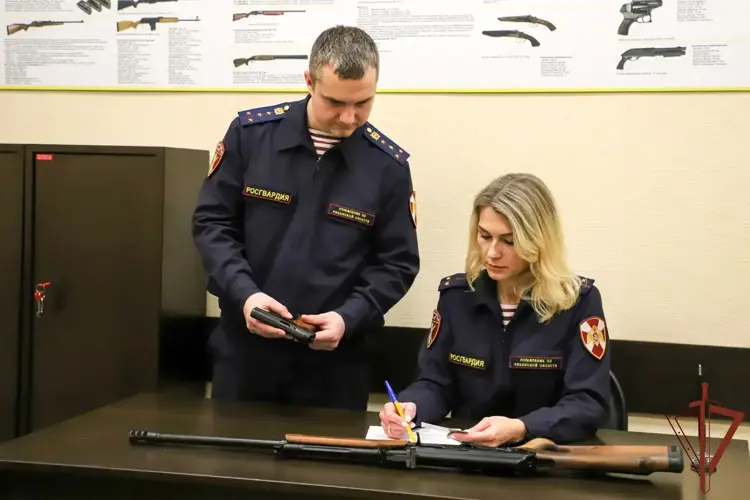 Сотрудники подразделений государственного контроля и лицензионно-разрешительной работы Росгвардии отмечают профессиональный праздник