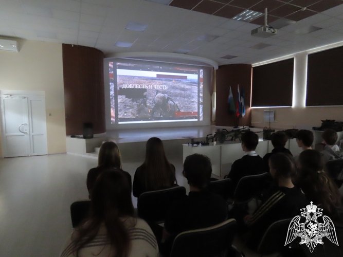 В рамках юбилейной ведомственной акции военнослужащие спецподразделения Росгвардии встретились с учащимися Центра образования №1 г. Белгорода   