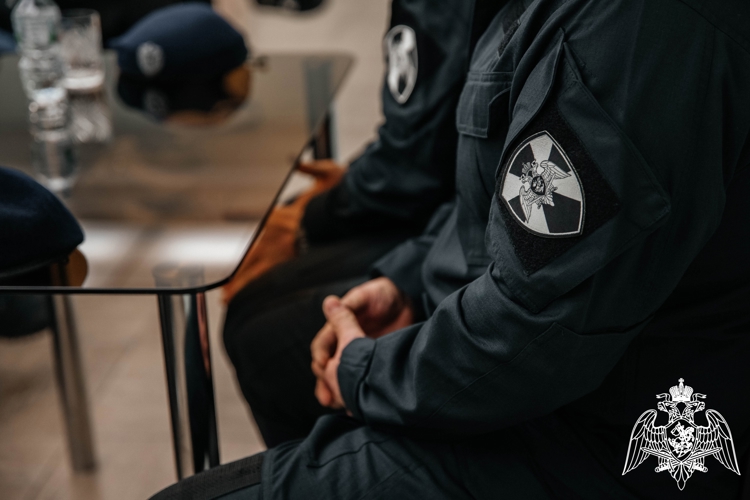 В преддверии Дня защитника Отечества офицеры СОБР «Белогор» Росгвардии провели круглый стол с молодежью Белгородской области