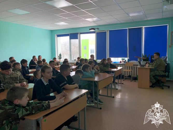 В преддверии юбилейных дат ведомства  росгвардейцы провели Урок мужества для подшефных белгородских кадет