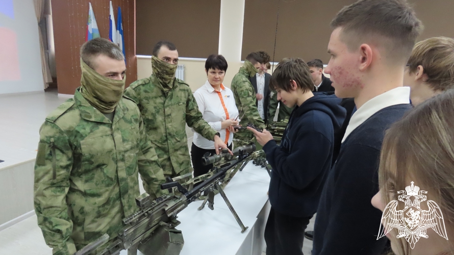В рамках юбилейной ведомственной акции военнослужащие спецподразделения Росгвардии встретились с учащимися Центра образования №1 г. Белгорода   