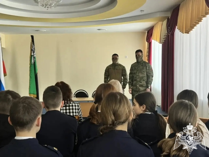 Росгвардейцы-участники СВО провели круглый стол с белгородскими школьниками, посвященный 10-летию Росгвардии и 215-й годовщине войск правопорядка 