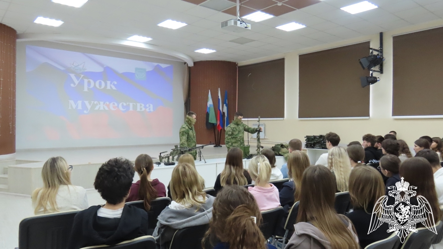 В рамках юбилейной ведомственной акции военнослужащие спецподразделения Росгвардии встретились с учащимися Центра образования №1 г. Белгорода   