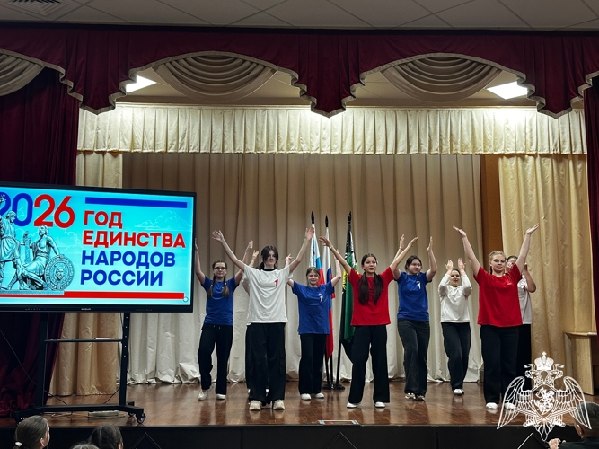 Офицеры СОБР «Белогор» Росгвардии приняли участие в торжественном открытии Года единства народов России в подшефной школе