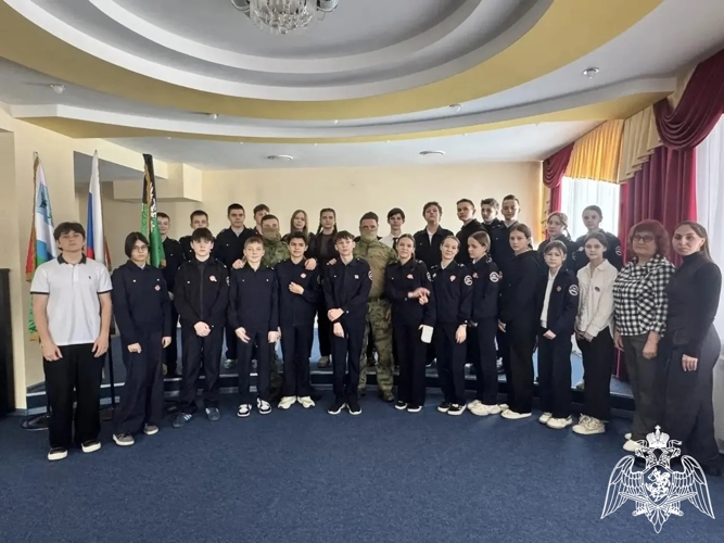 Росгвардейцы-участники СВО провели круглый стол с белгородскими школьниками, посвященный 10-летию Росгвардии и 215-й годовщине войск правопорядка 