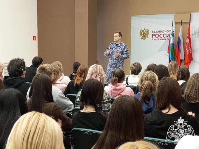 В Старом Осколе сотрудник Росгвардии рассказал студентам о порядке поступления в ведомственные вузы