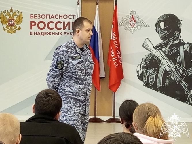 В Старом Осколе сотрудник Росгвардии рассказал студентам о порядке поступления в ведомственные вузы