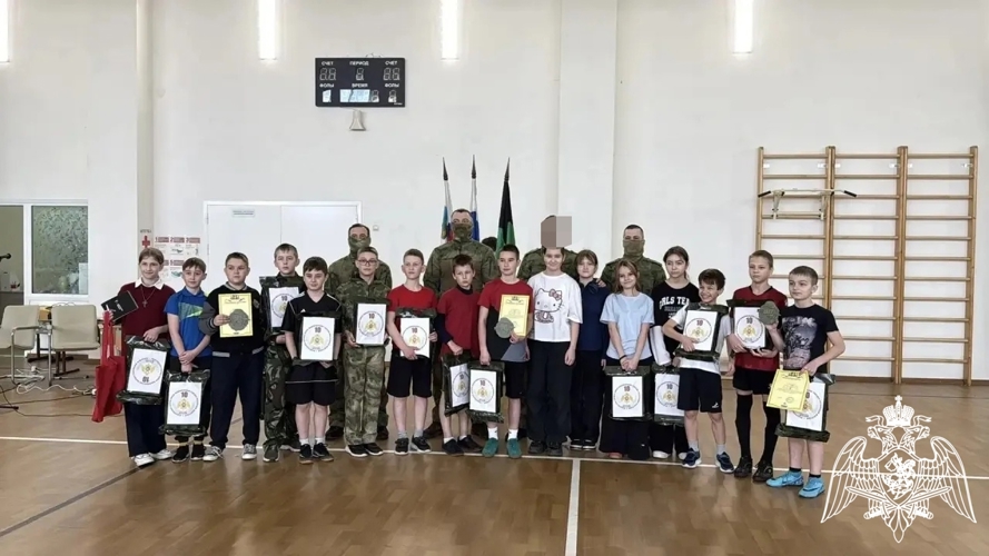 В день 10-летия Росгвардии военнослужащие провели эстафету с кадетами Белгородского района