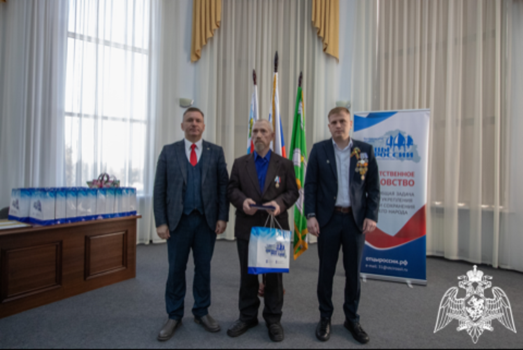 Отца погибшего офицера СОБР «Белогор» Росгвардии Романа Бочарова наградили медалью «Отец солдата»