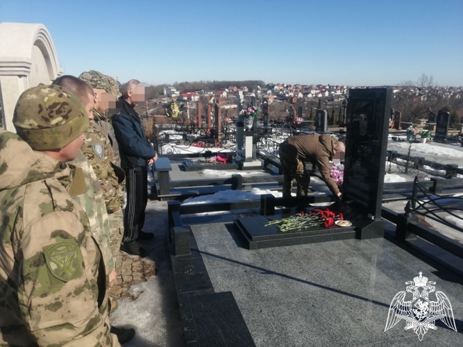 Офицеры СОБР «Белогор» почтили память погибшего товарища Романа Бочарова в день его рождения