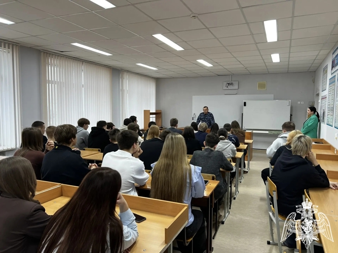 Белгородский росгвардеец рассказал школьникам о том, где куются офицерские кадры ведомства