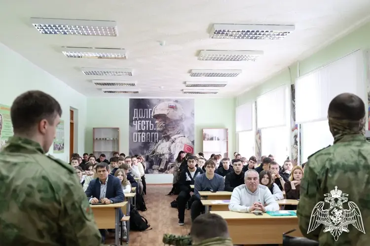 В рамках ведомственной акции «Дни Росгвардии» военнослужащие спецподразделения Росгвардии встретились со студентами белгородского университета