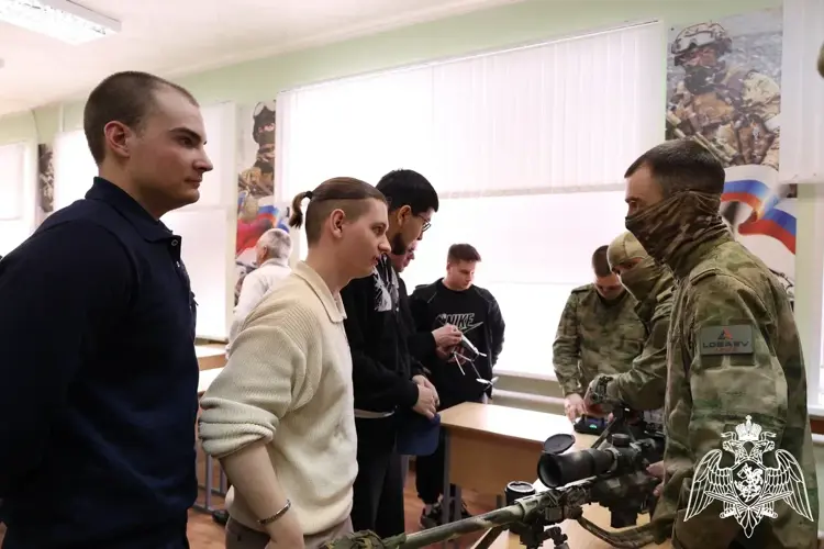 В рамках ведомственной акции «Дни Росгвардии» военнослужащие спецподразделения Росгвардии встретились со студентами белгородского университета
