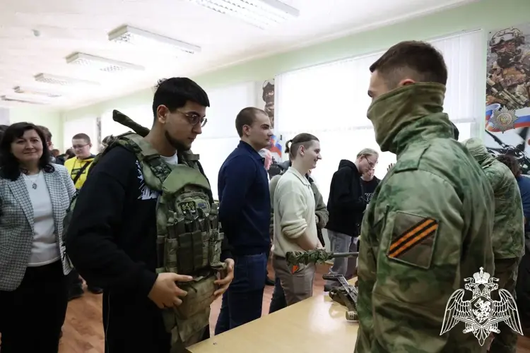 В рамках ведомственной акции «Дни Росгвардии» военнослужащие спецподразделения Росгвардии встретились со студентами белгородского университета