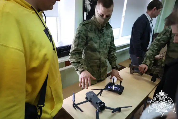 В рамках ведомственной акции «Дни Росгвардии» военнослужащие спецподразделения Росгвардии встретились со студентами белгородского университета