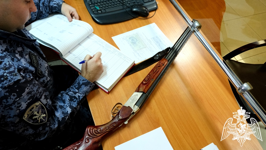 Сотрудники Росгвардии проверили за неделю более 140 владельцев оружия в Белгородской области