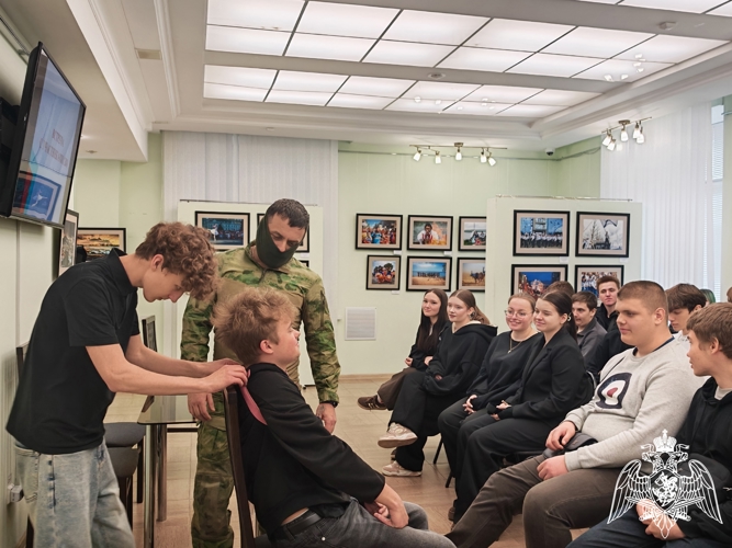 В Белгородской области спецназ Росгвардии провел мастер-класс по тактической медицине для студентов индустриального колледжа 