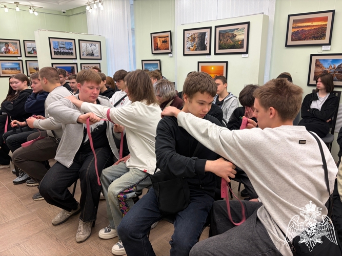 В Белгородской области спецназ Росгвардии провел мастер-класс по тактической медицине для студентов индустриального колледжа 