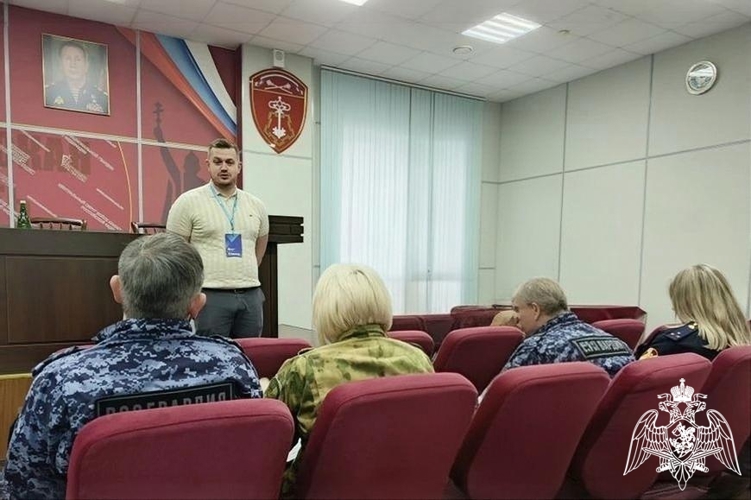 Белгородские росгвардейцы встретились с представителем Российского общества «Знание»