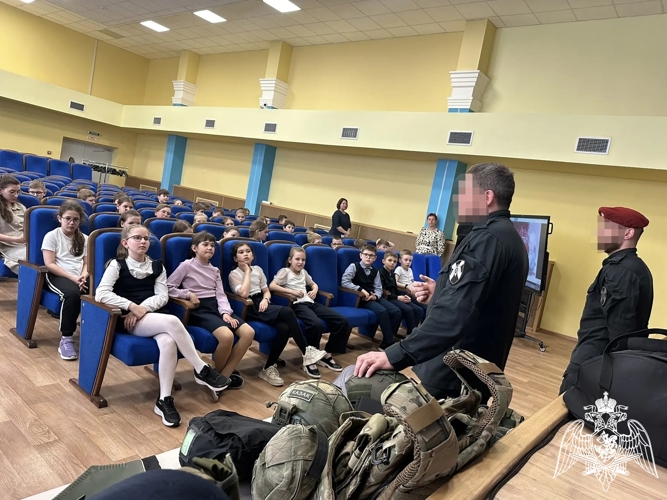 Сотрудники СОБР «Белогор» провели урок мужества для белгородских школьников