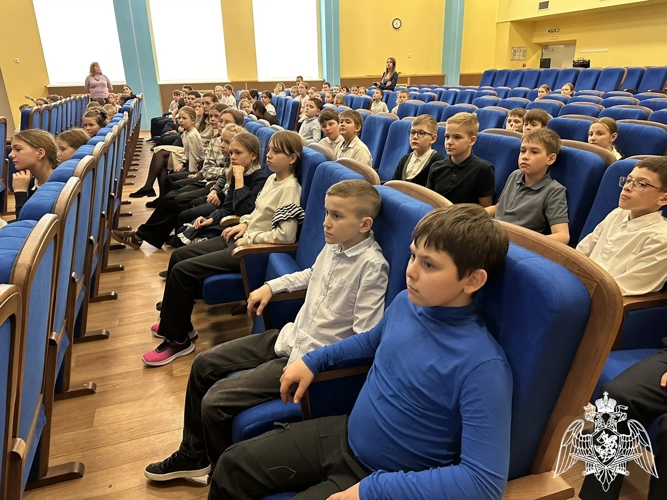 Сотрудники СОБР «Белогор» провели урок мужества для белгородских школьников