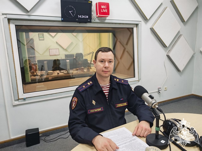 Офицер Росгвардии выступил в эфире ведомственной радиорубрики на волнах радио «России - Белгород» в преддверии двух юбилейных дат  
