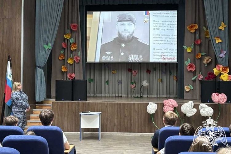 В преддверии Дня Росгвардии сотрудник ведомства провела встречу с учащимися Разуменской школы
