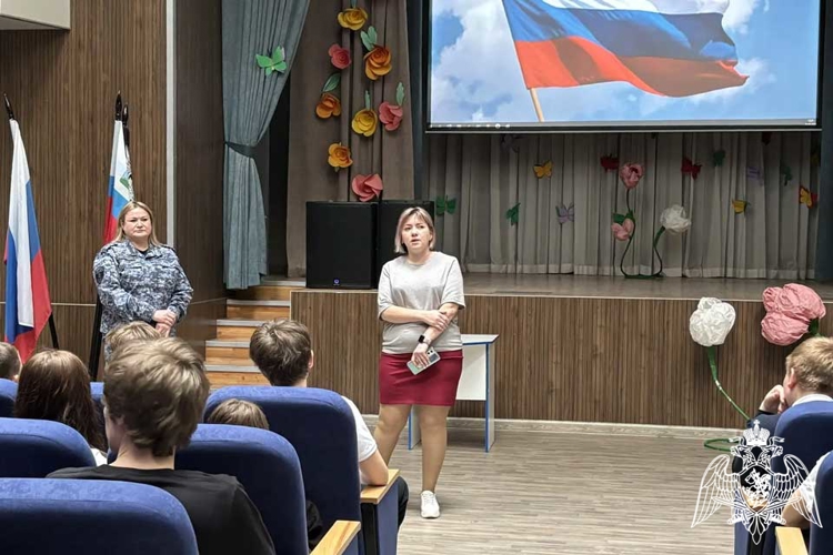 В преддверии Дня Росгвардии сотрудник ведомства провела встречу с учащимися Разуменской школы