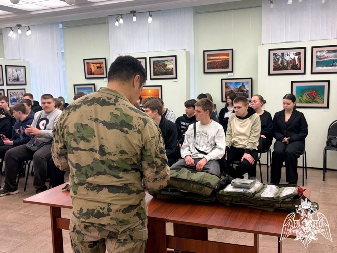 В Белгородской области спецназ Росгвардии провел мастер-класс по тактической медицине для студентов индустриального колледжа 