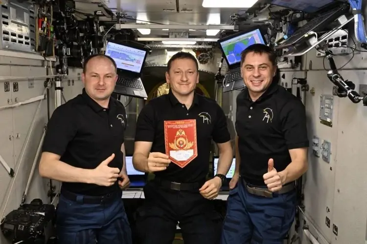 Юбилейный вымпел Новосибирского военного института Росгвардии совершил полет в космос