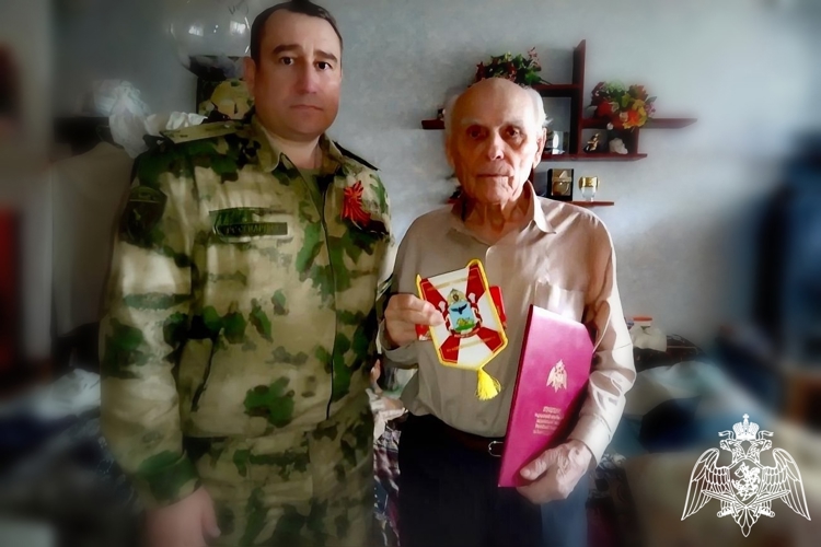Белгородские росгвардейцы поздравили ветерана службы с Днем Победы 