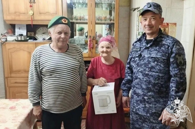 В преддверии 81-й годовщины Великой Победы росгвардейцы навестили семьи погибших героев