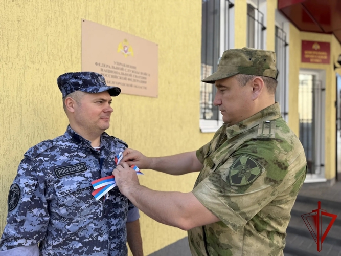 Белгородские росгвардейцы присоединились ко Всероссийской акции «Ленточка-триколор»