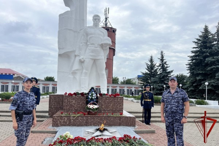 «Память о подвиге жива»: росгвардейцы Нового Оскола отдали дань уважения героям Курской дуги