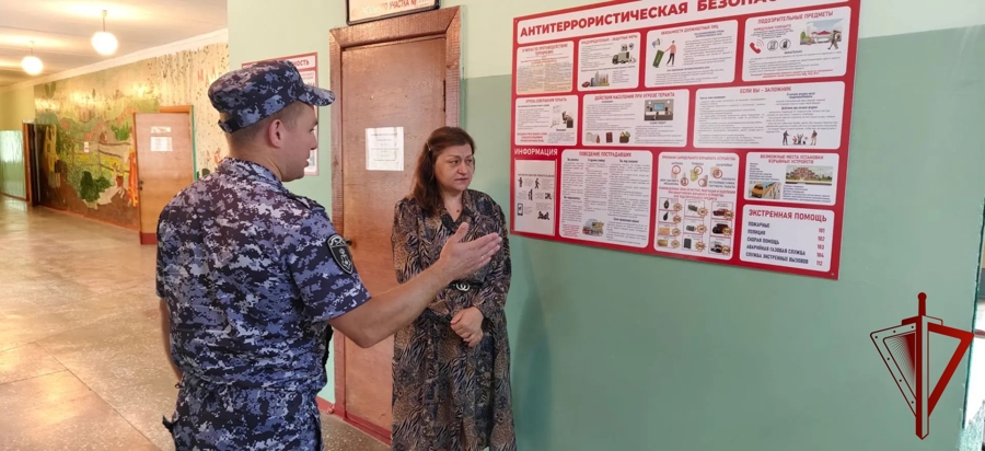 Росгвардейцы проверяют готовность школ к началу учебного года в Яковлевском и Прохоровском округах