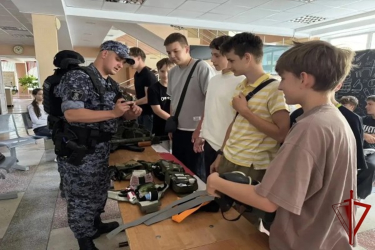 Ведомственная акция «Каникулы с Росгвардией» прошла в пришкольном лагере Старого Оскола