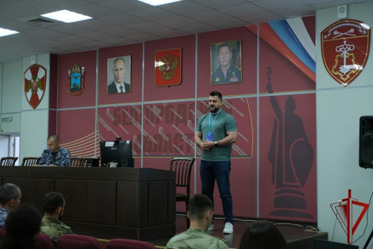 В Белгороде росгвардейцы приняли участие в круглом столе с представителем Российского общества «Знание»