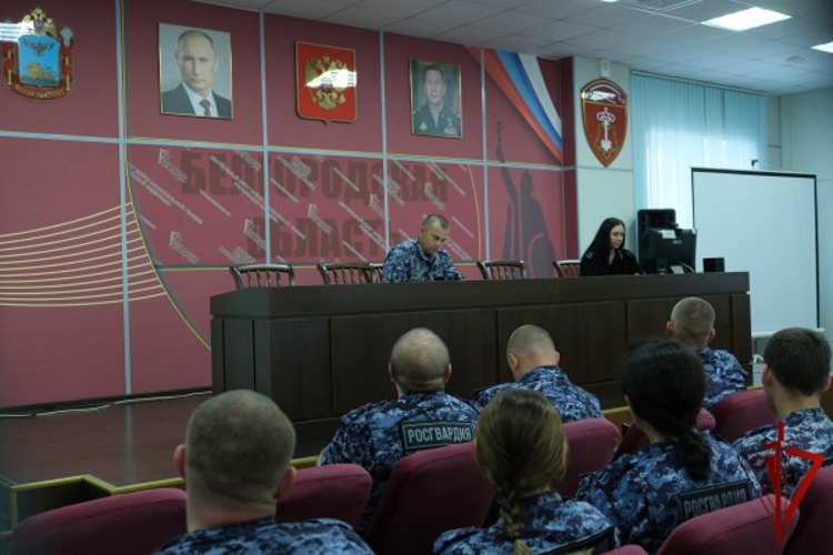 В Белгороде инспектор ГИБДД провела с сотрудниками Росгвардии  беседу по профилактике аварийности