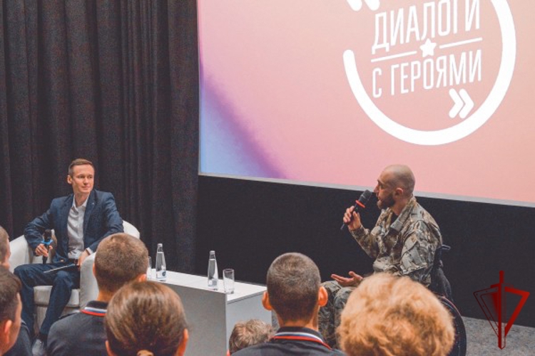 Герой России, ветеран ОМОН «Острог» Вячеслав Воробьев принял участие в патриотической встрече с белгородской молодёжью