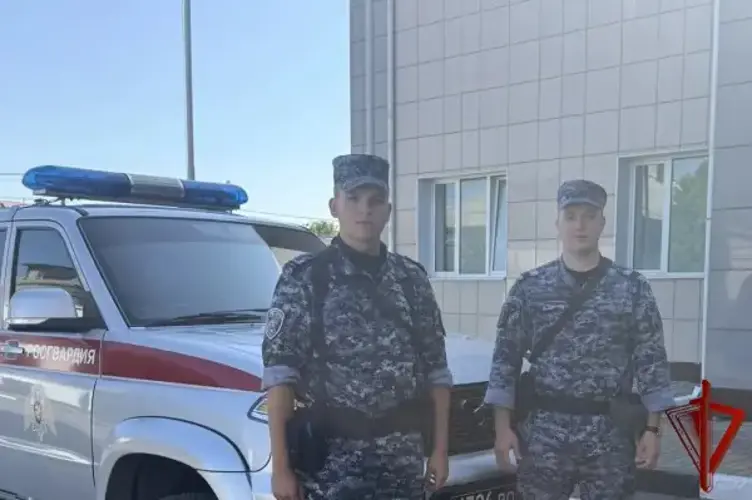 Сотрудники Росгвардии задержали подозреваемую в краже товаров из гипермаркета в Белгороде