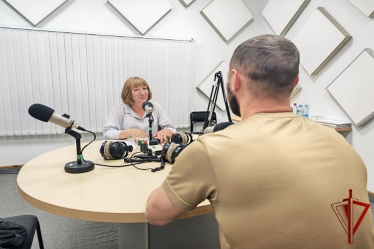 Военнослужащий Росгвардии выступил в эфире радио ГТРК «Белгород» ко Дню ветерана боевых действий
